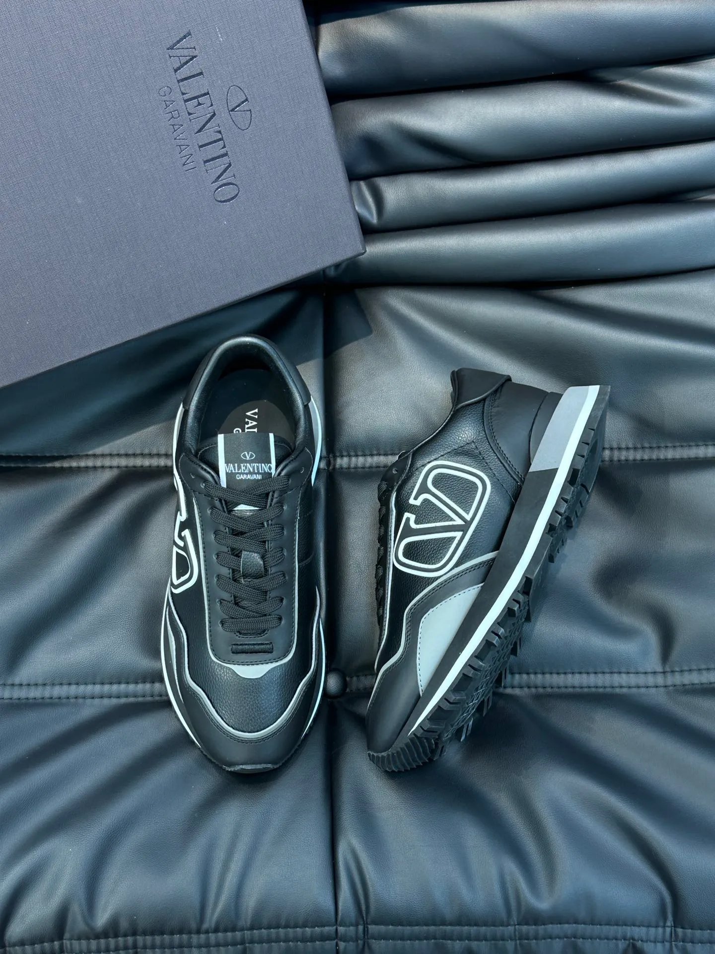 P540💰 Product trademark: VALENTINO "Valentino" Regular size: 38-44 [45 customized] Product material: Warren men's casual sports shoes, made of imported first-layer cowhide, with brand emblem on the tongue, rivet rubber outsole, non-slip, wear-resistant and shock-absorbing, cowhide lining foot pads, comfortable and breathable, with original box packaging equation bag!